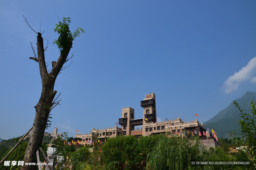 山间古建 独树蓝天相映