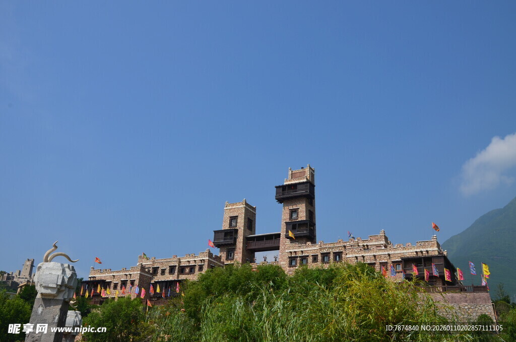 古老建筑屹立于葱郁山林间