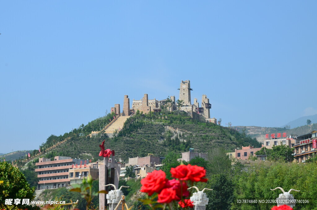 山上城堡与艳丽红花