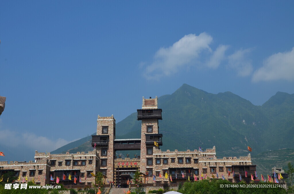 校园建筑与远山美景