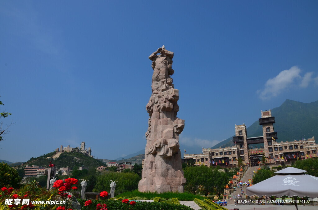 精美雕刻石柱屹立于花园