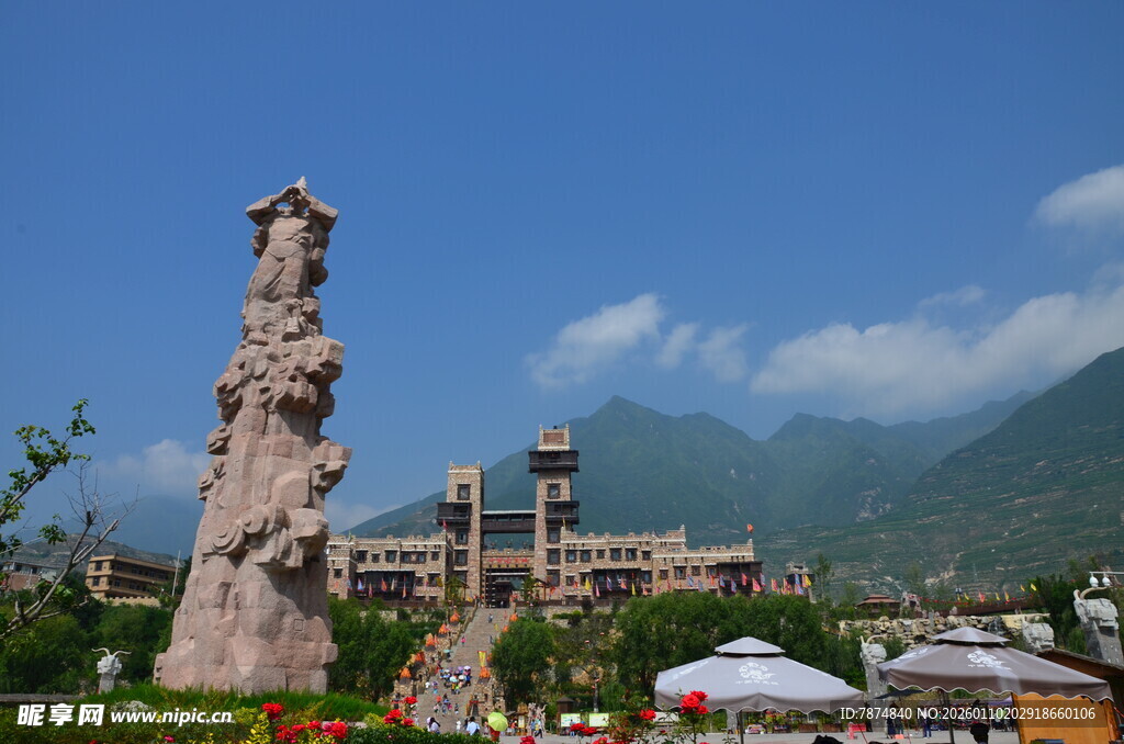 景区巨型雕像与美丽风光