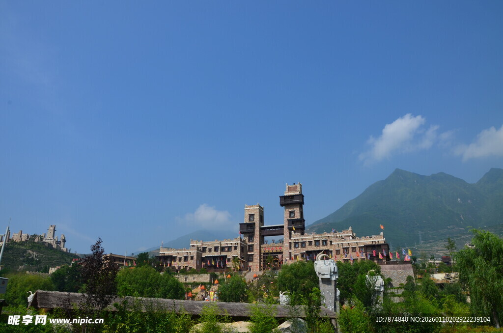 山间华美建筑群风光