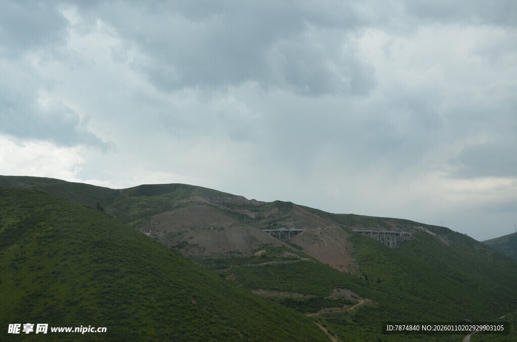 山峦云雾间的自然景致