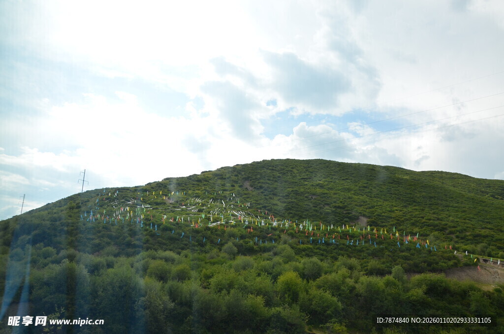 绿意盎然的青山景色