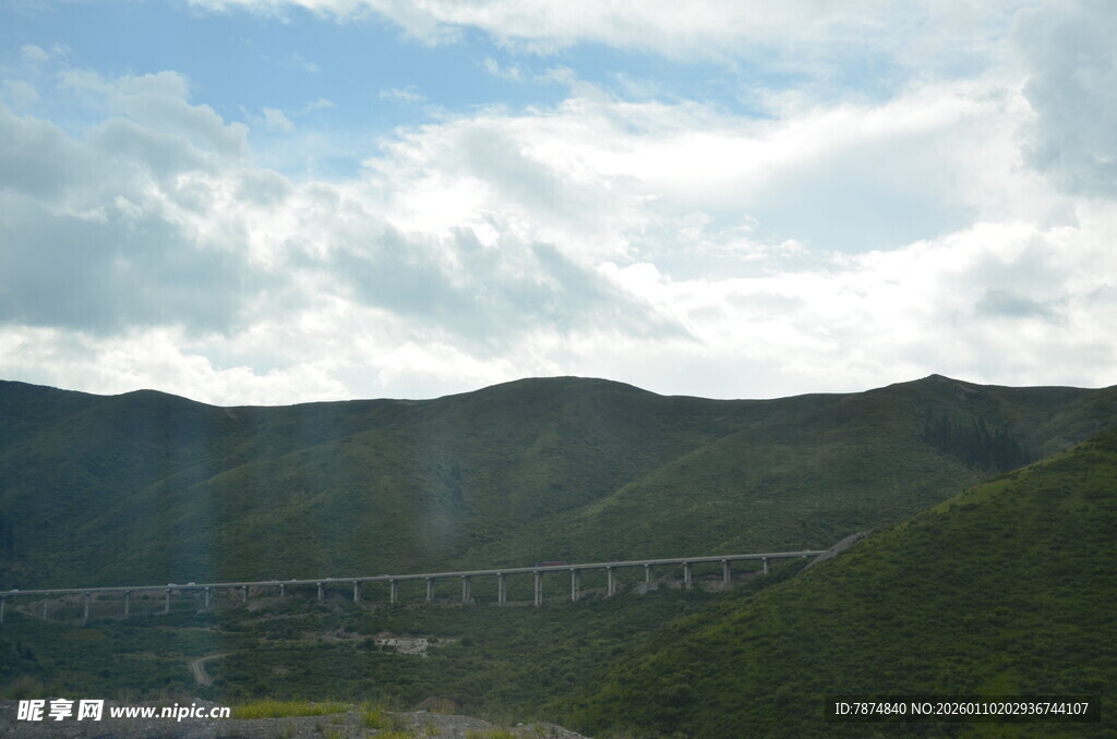 山间风景 蓝天白云映青山