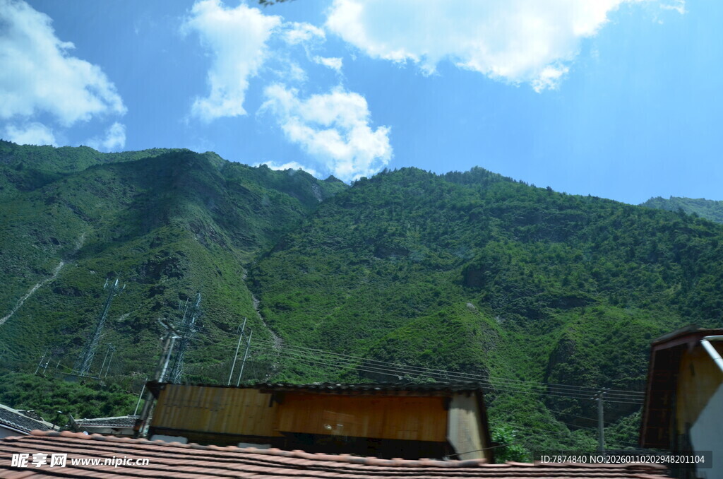 山间小屋 背靠葱郁青山