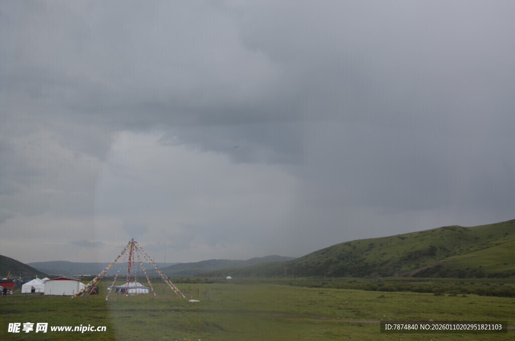 草原上的阴沉天空与帐篷
