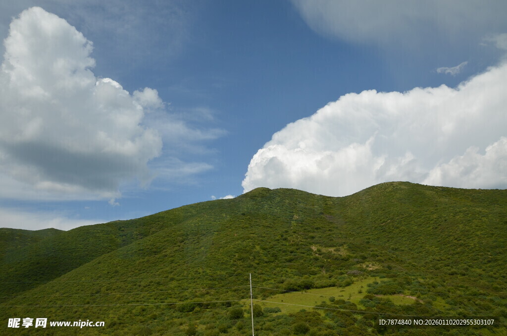 青山蓝天间的美丽景致