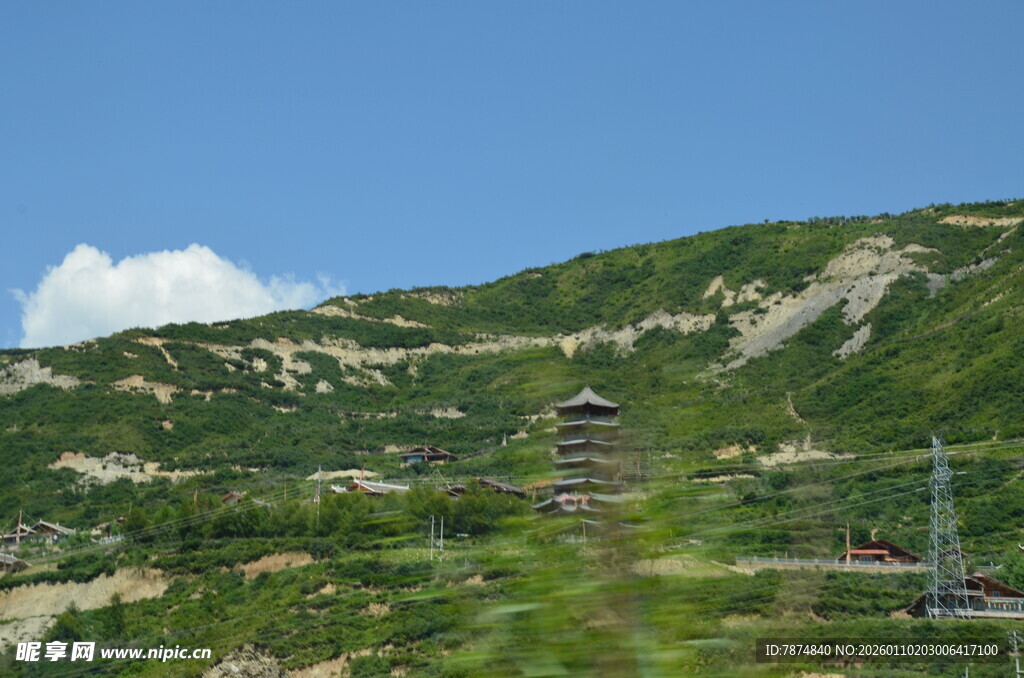 青山白云间的山间景致