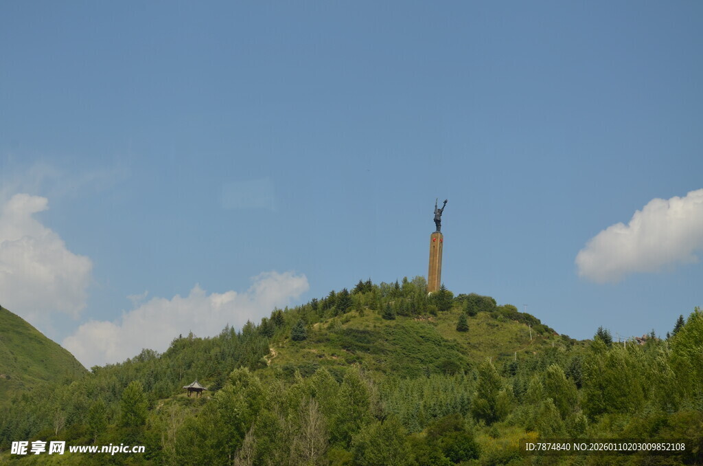 山丘上的高耸纪念碑