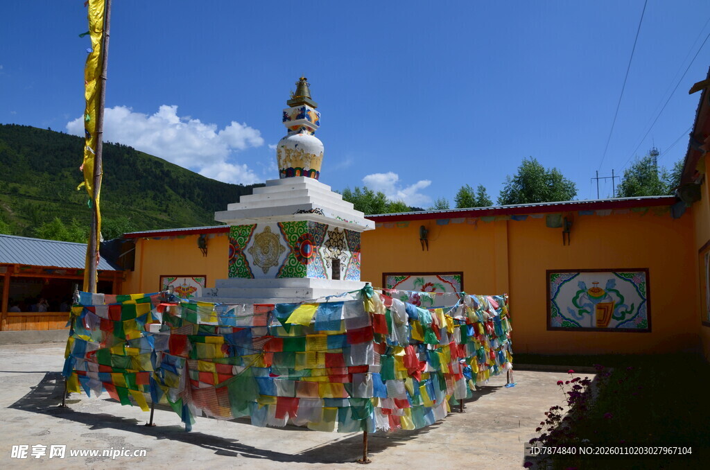 多彩藏式建筑与经幡景观