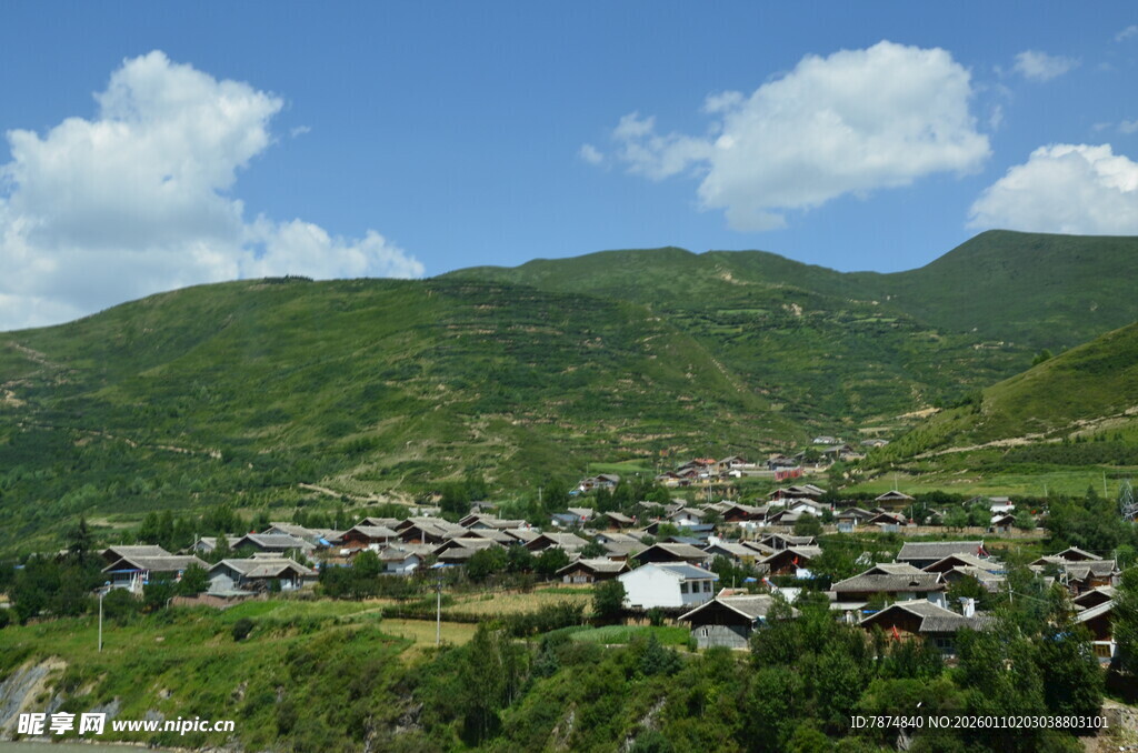 青山环抱中的宁静村落