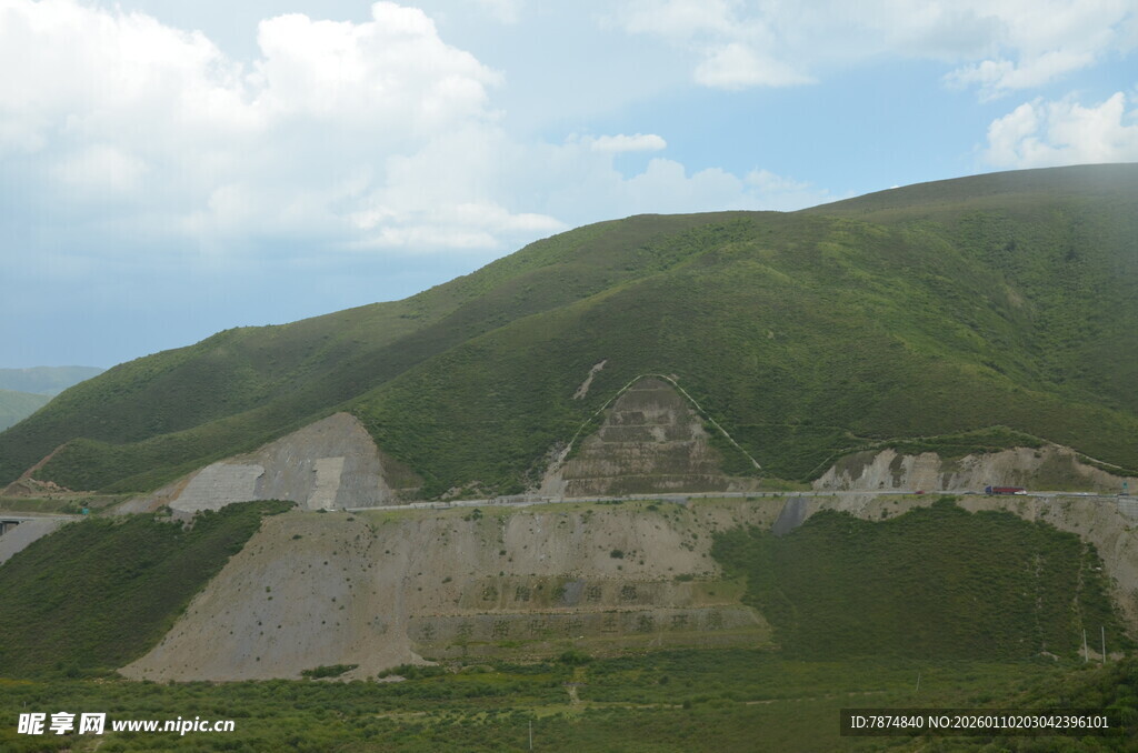 青山间的露天矿场景象