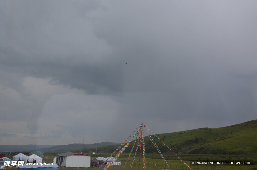 草原乌云下的帐篷景观