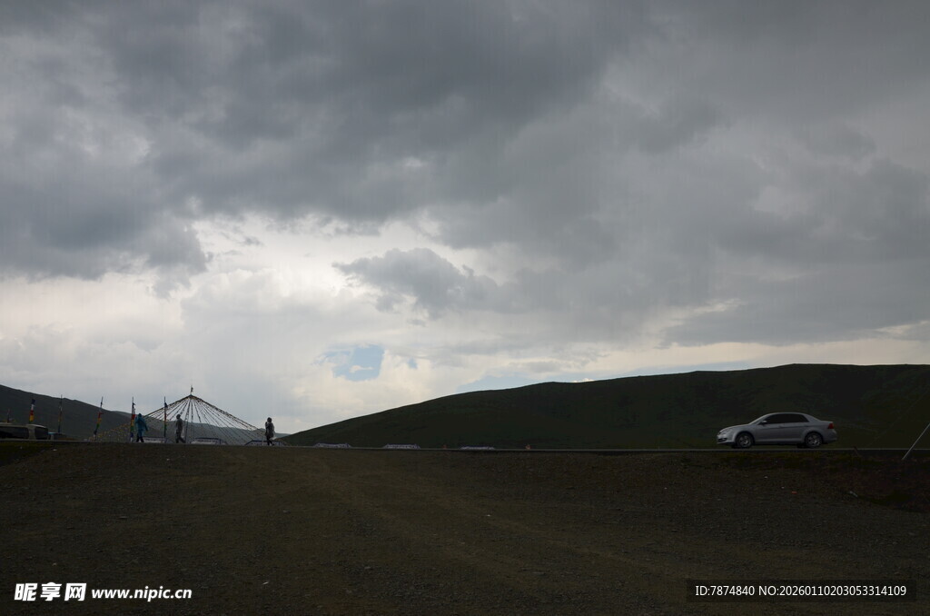 乌云笼罩下的开阔山地
