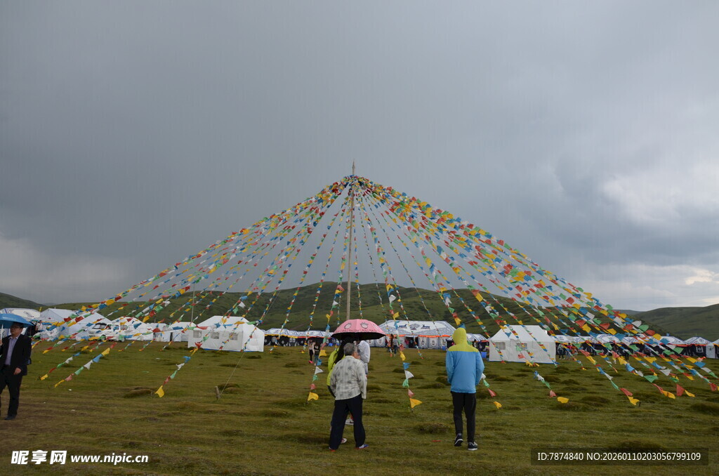 草原上的经幡与帐篷景观
