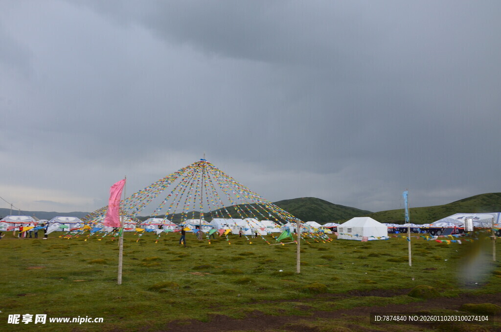 草原上的帐篷与阴沉天空