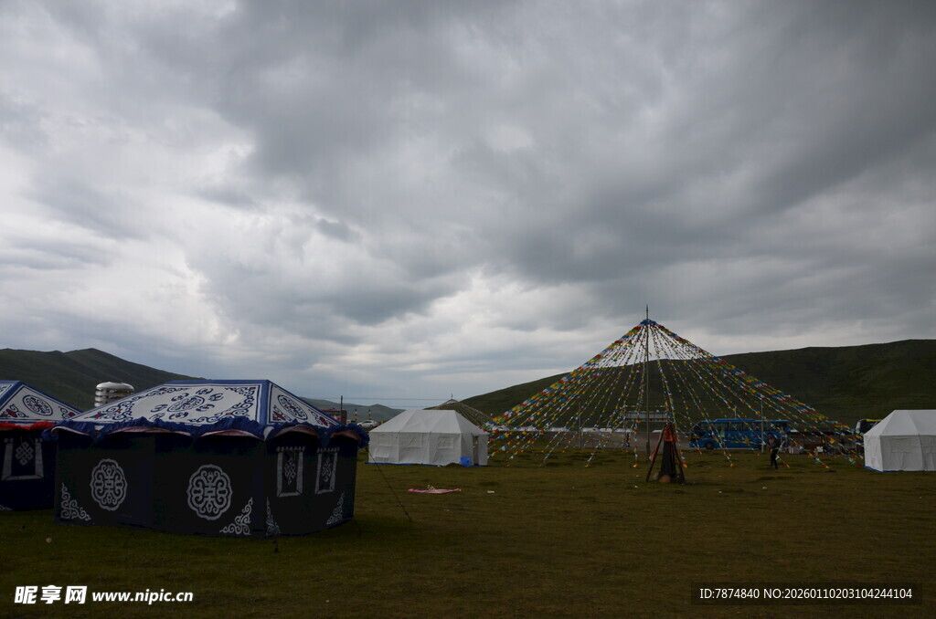 草原上的帐篷与阴沉天空