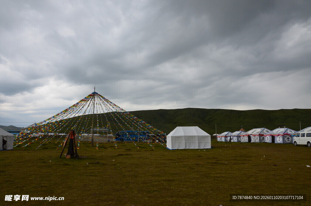 草原上的帐篷与阴沉天空