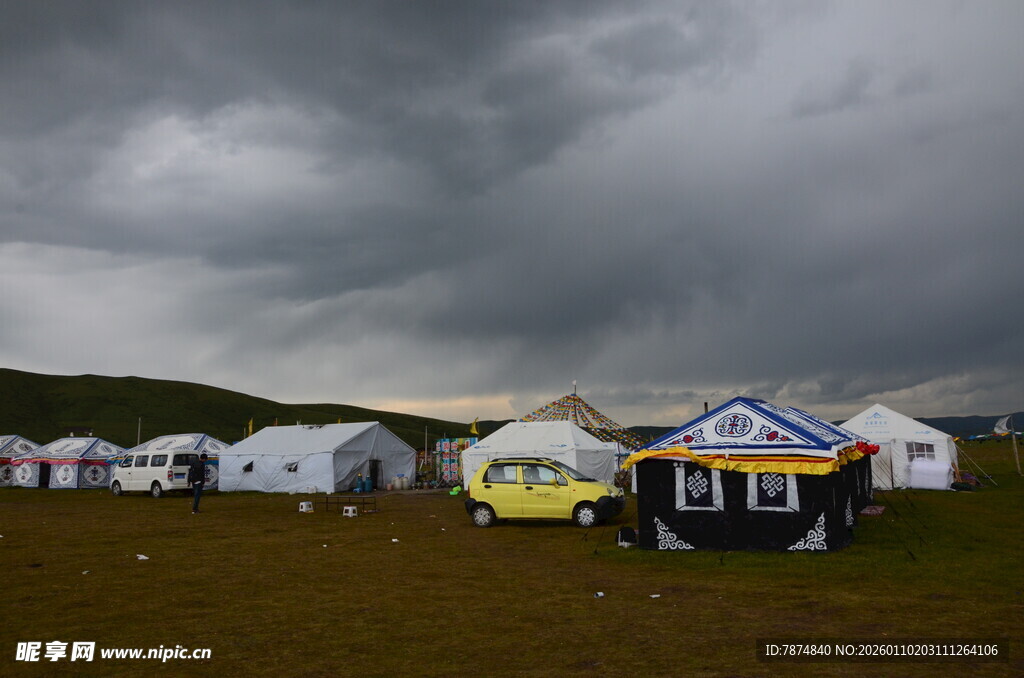 草原上的多彩帐篷