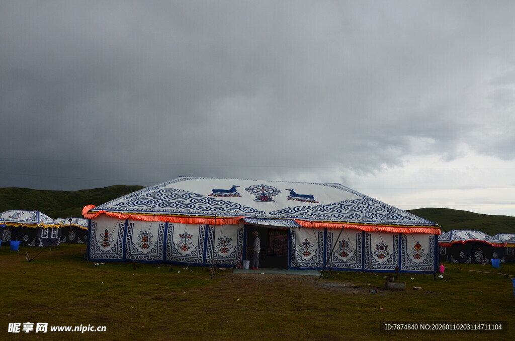 草原上的特色蒙古包建筑