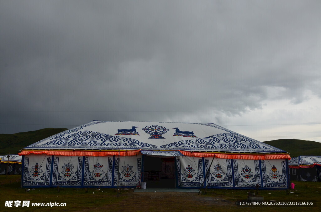 草原上的特色蒙古包