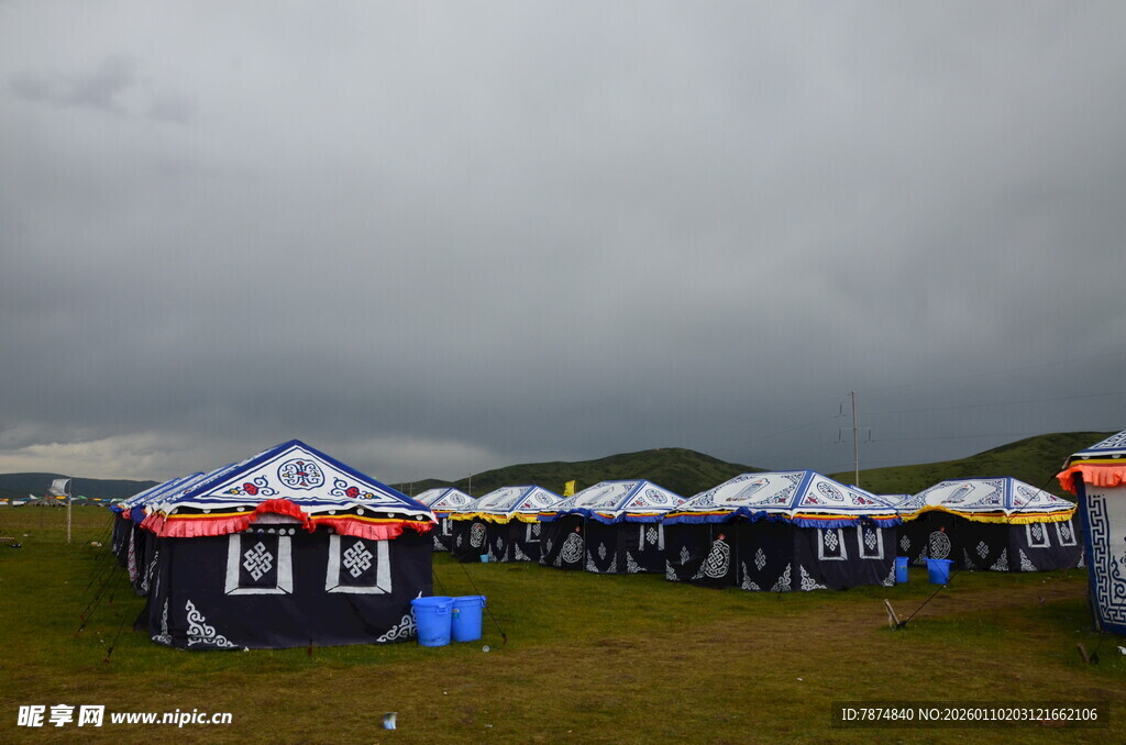 草原上的多彩帐篷阵列