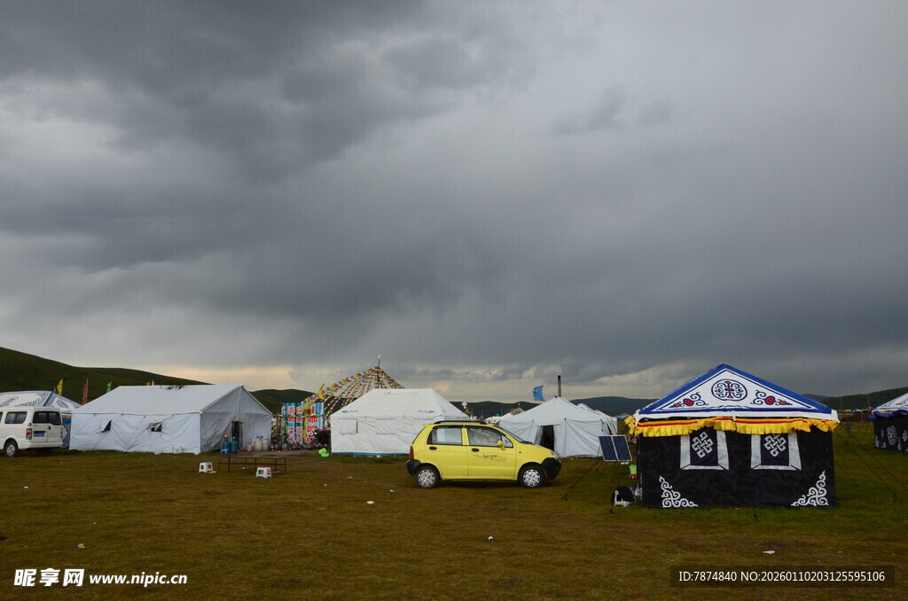 草原上的多彩帐篷与车辆
