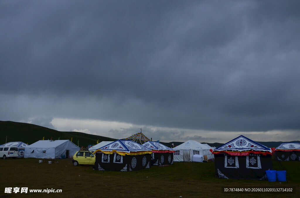草原上的帐篷与阴沉天空