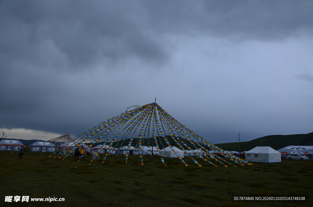 草原暮色下的蒙古包群落