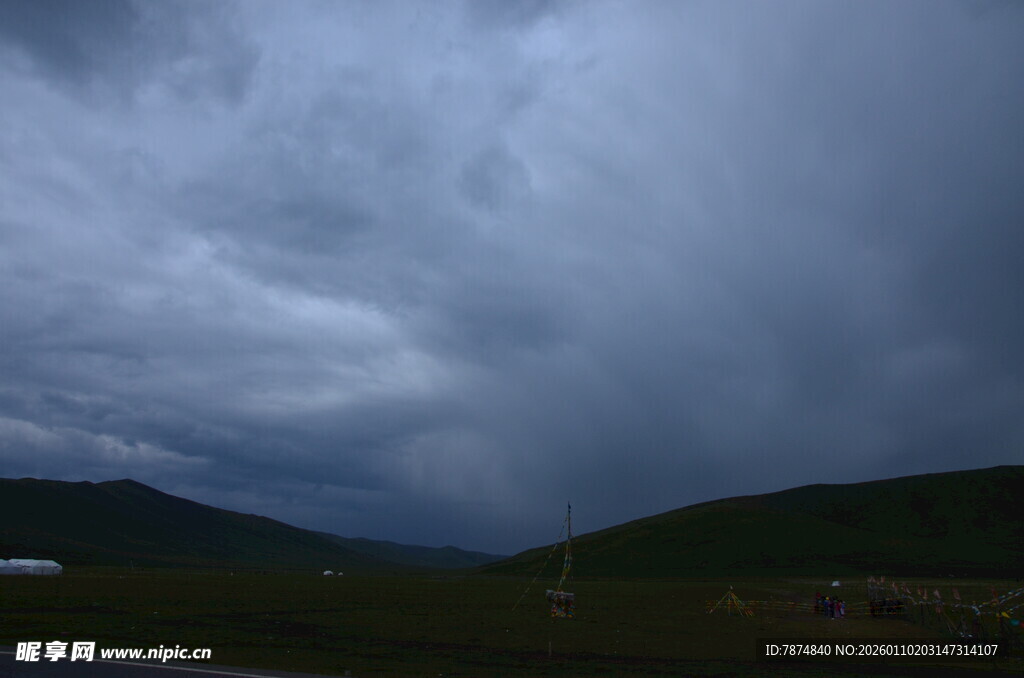 乌云笼罩下的山间景色