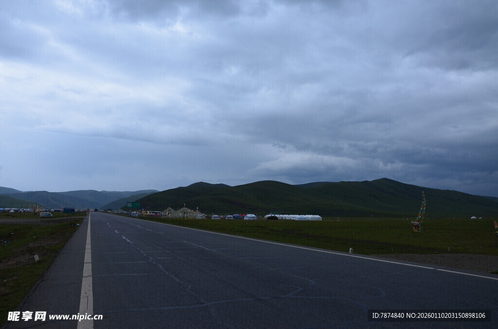 公路伸向远方的阴沉天空