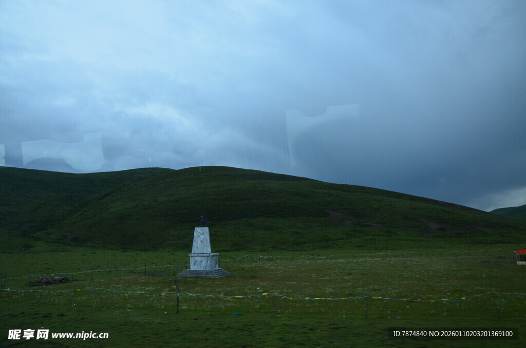 草原上的白色标志物