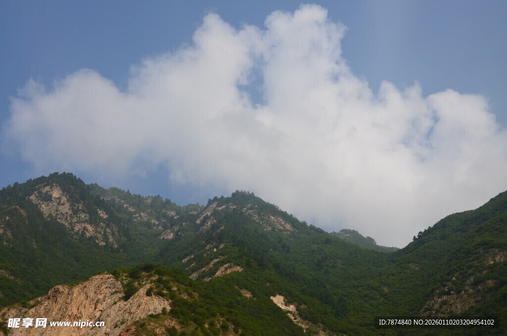 青山之上白云悠悠