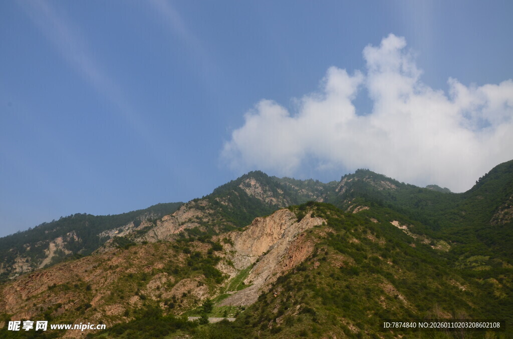山峦蓝天间的壮美风光