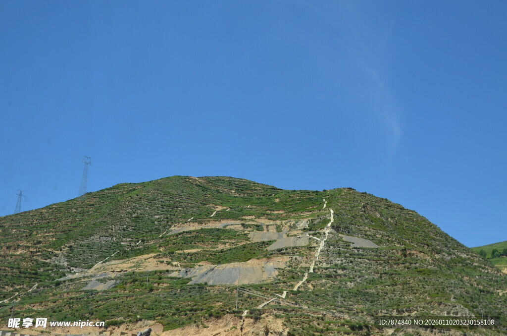 青山蓝天间的山间路径