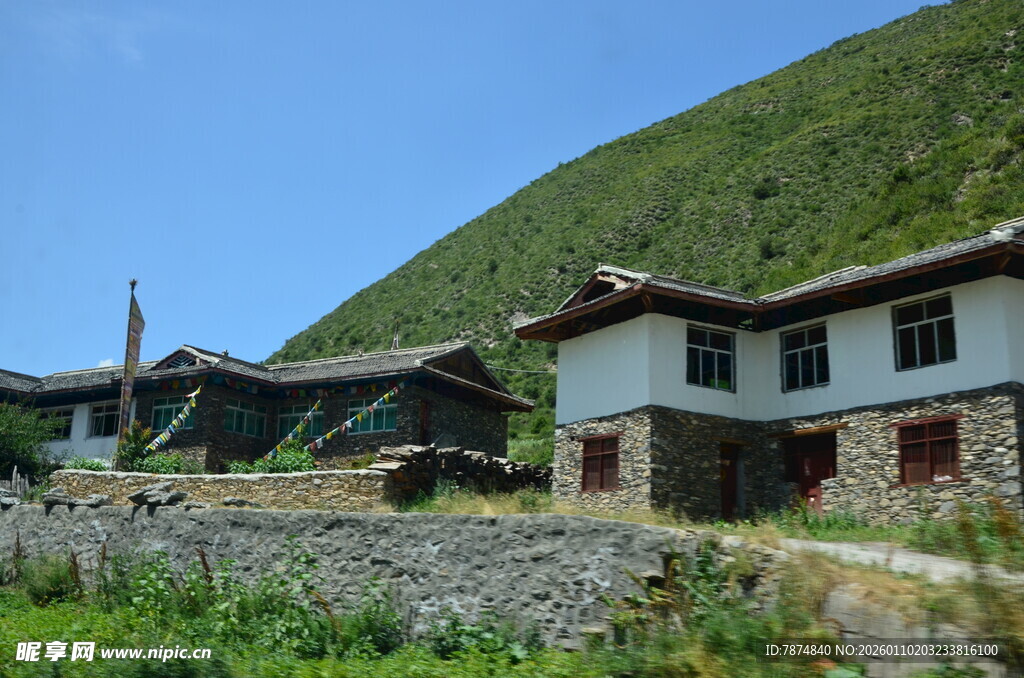 山间藏式民居风景
