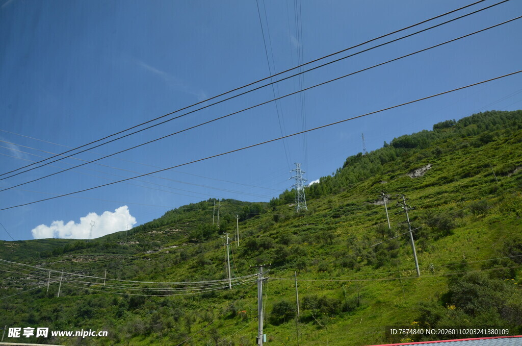 青山蓝天间的电线风景