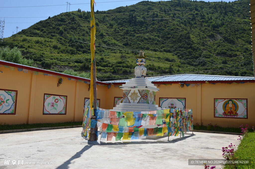 藏区多彩经幡装饰的建筑