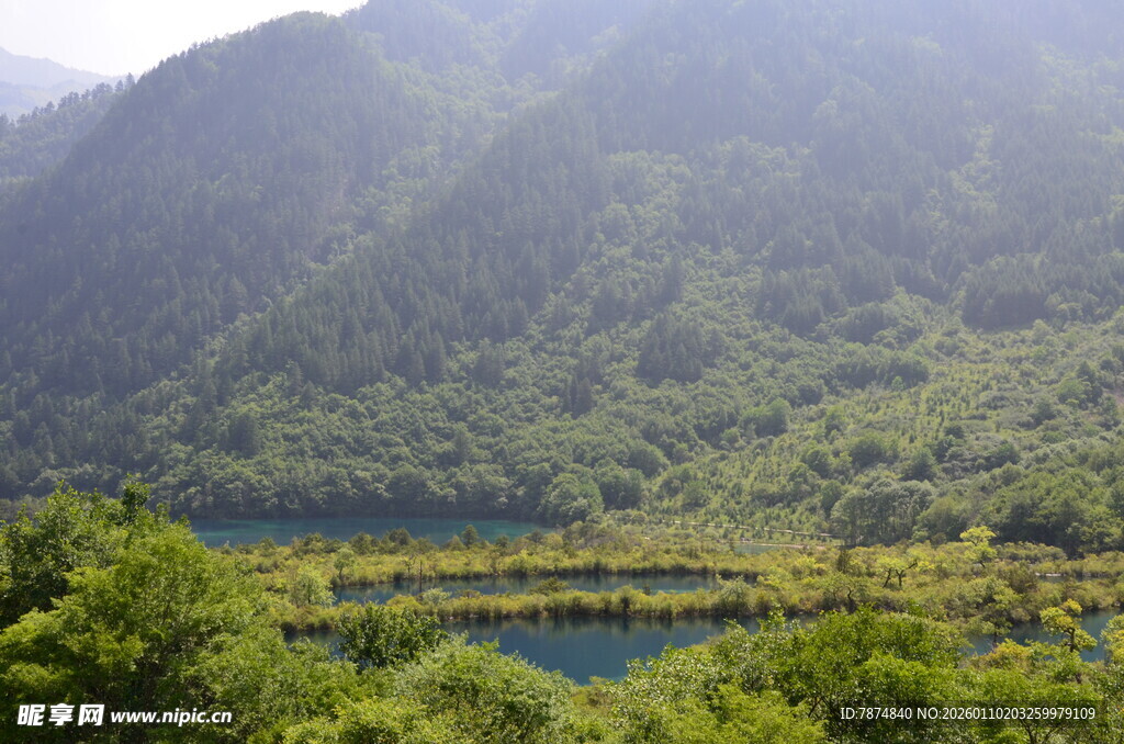山间幽蓝湖泊绿意环绕