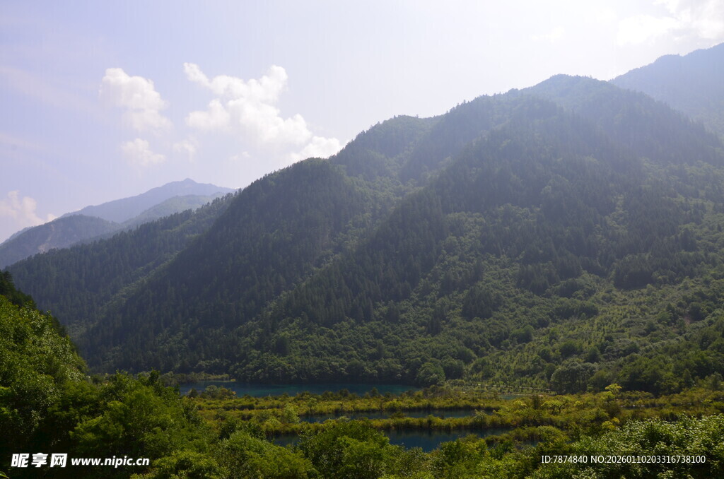 青山绿水间的秀丽景致