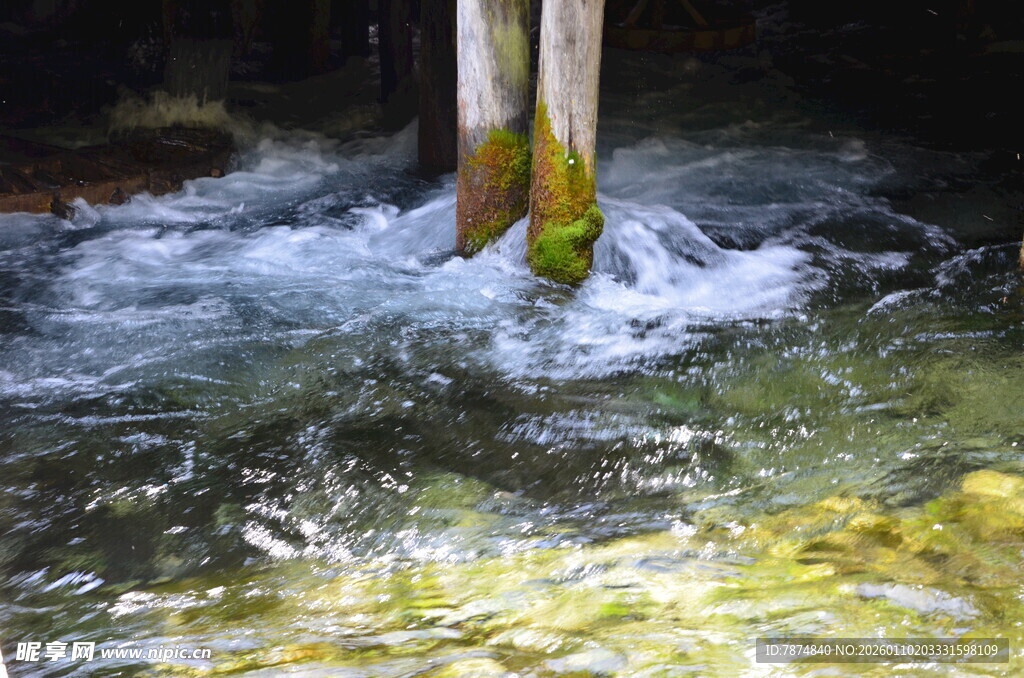 山间清泉潺潺流淌