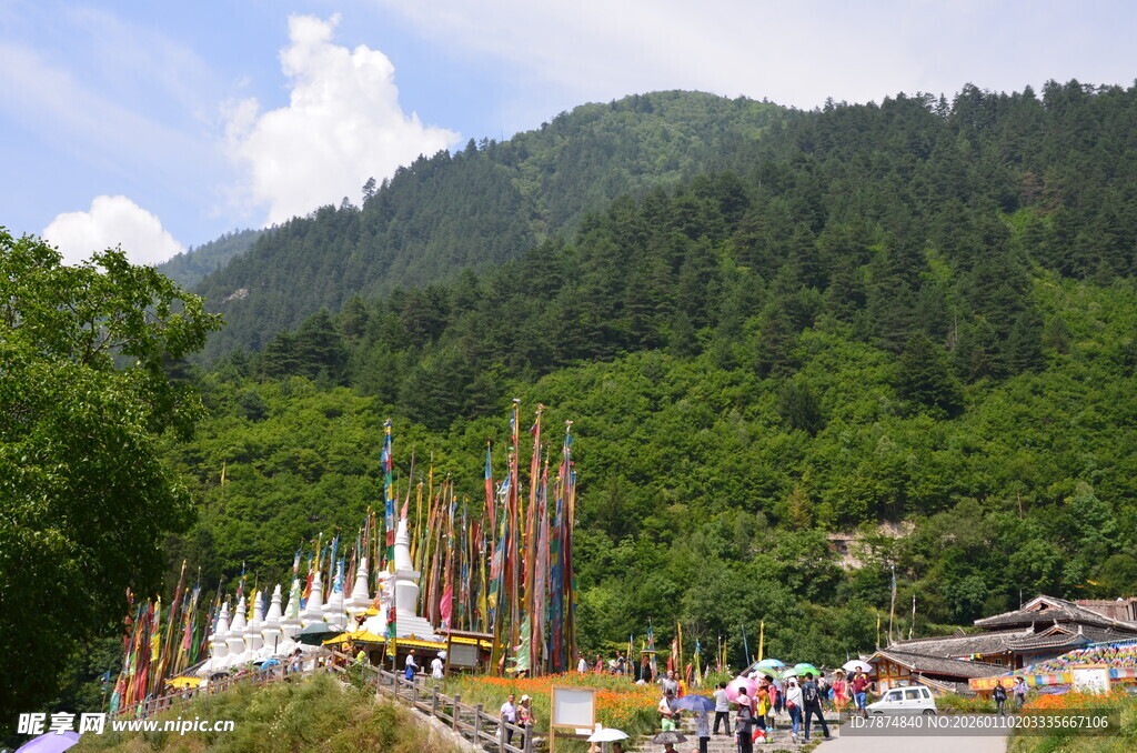 山间景区热闹景象