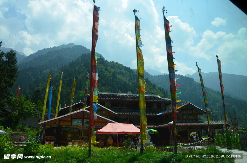 藏式建筑前的五彩经幡