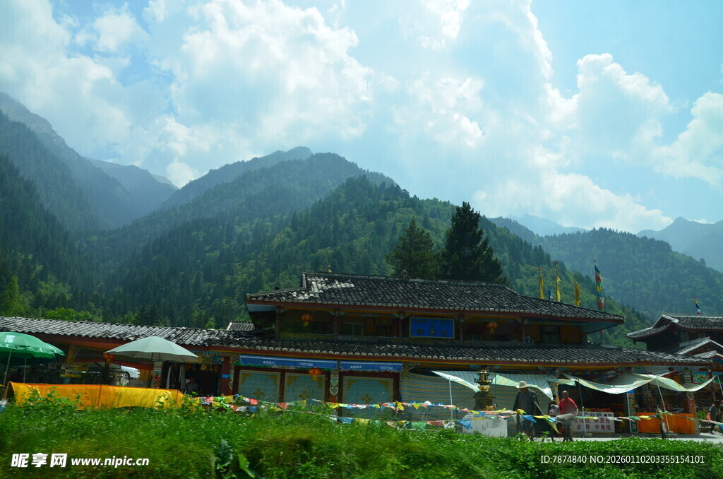 山间藏式村落美景