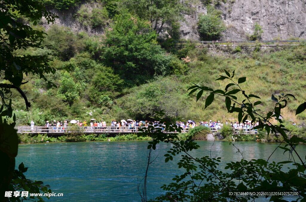 青山绿水间的竹筏漂流