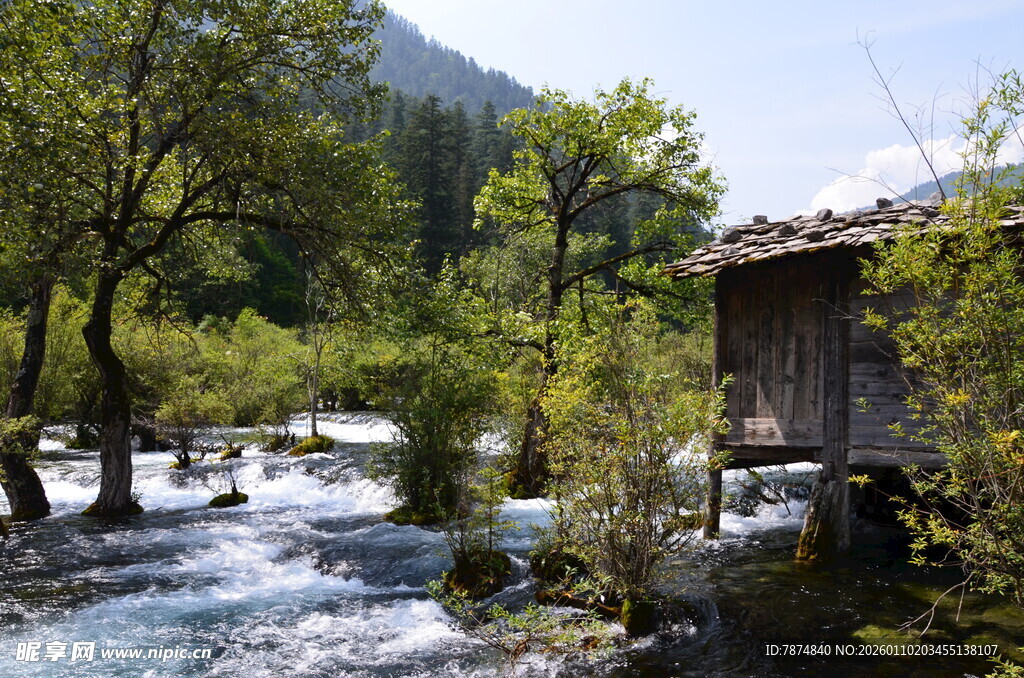 山间溪边木屋 自然美景