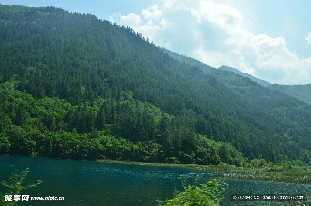 青山绿水间的秀丽湖景