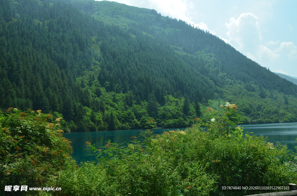 青山绿水间的秀丽湖景